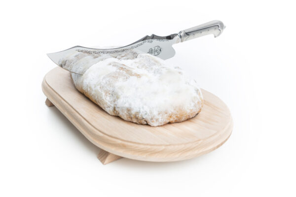 Das original Dresdner Stollenmesser in einem köstlichen Christstollen,